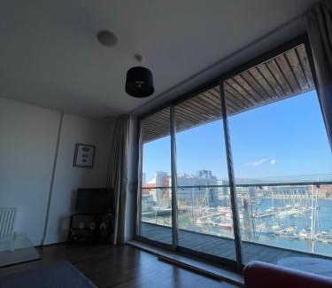Titanic Quarter Apartamento | Titanic Quarter, marina view modern 2 bedroom apartment