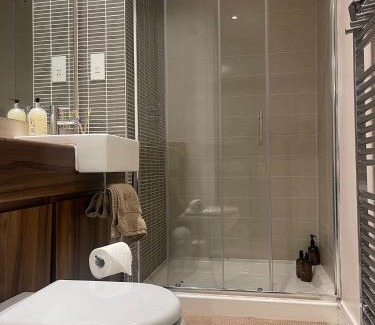 Titanic Quarter Apartamento | Titanic Quarter, marina view modern 2 bedroom apartment
