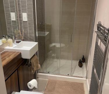 Titanic Quarter Apartamento | Titanic Quarter, marina view modern 2 bedroom apartment