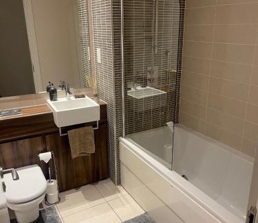 Titanic Quarter Apartamento | Titanic Quarter, marina view modern 2 bedroom apartment