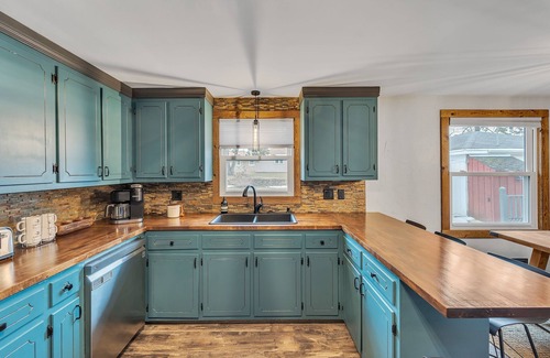 Ashwaubenon Casa | Titletown Hideaway: Spacious Boho 4 Bedroom Home by RedAwning