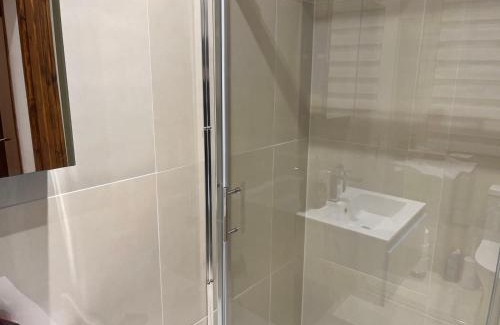Manor Cama Y Desayuno | TJ Homes - Luxury Studio Suite with Garden View - Next to tube station London
