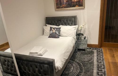Manor Cama Y Desayuno | TJ Homes - Luxury Studio Suite with Garden View - Next to tube station London