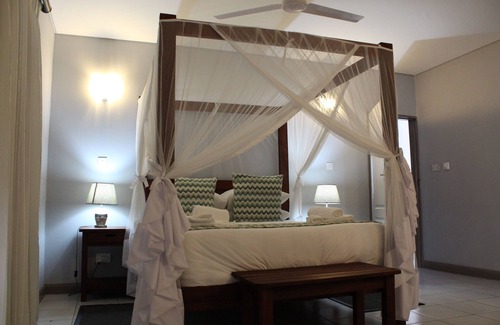 Kasane Cabina | Tlou Safari Lodge
