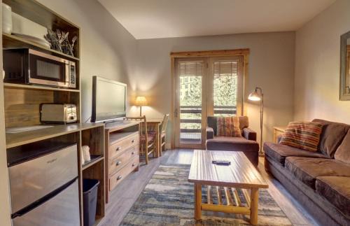 Copper Mountain Village Hotel | TM225A Tucker Mtn Lodge Hotel Room