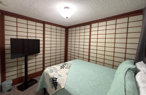 McCully - Moiliili Cama Y Desayuno | Morning Breeze Shoji Style
