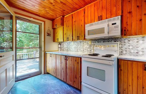 Northern Bruce Peninsula Cabaña | Tobermory Waterfront Cottage @ Singing Sands Beach