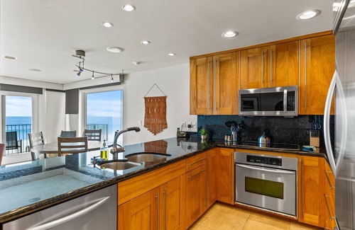 Carlsbad Village Condominio | Toes-in-the-sand at A Wave from It All Beachfront Bliss