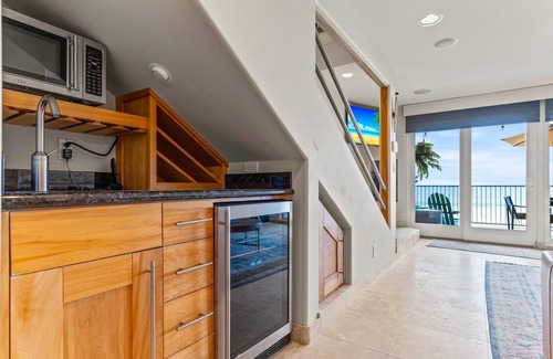 Carlsbad Village Condominio | Toes-in-the-sand at A Wave from It All Beachfront Bliss
