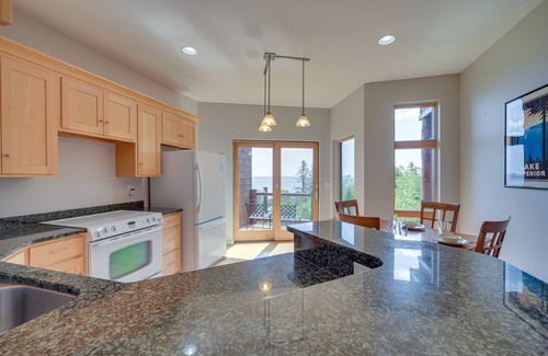 Tofte Apartamento | Tofte Tranquility: Lakefront Townhome w/ Balcony!