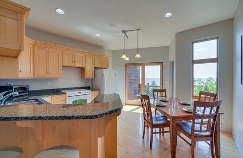 Tofte Apartamento | Tofte Tranquility: Lakefront Townhome w/ Balcony!