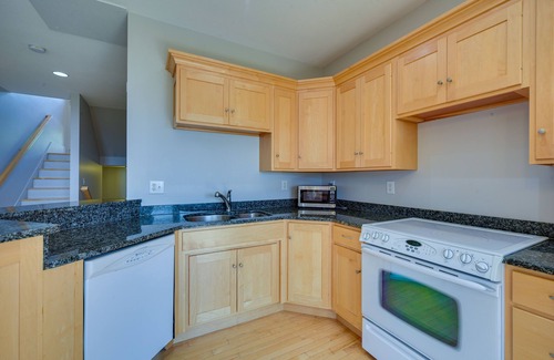 Tofte Apartamento | Tofte Tranquility: Lakefront Townhome w/ Balcony!