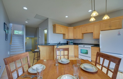 Tofte Apartamento | Tofte Tranquility: Lakefront Townhome w/ Balcony!
