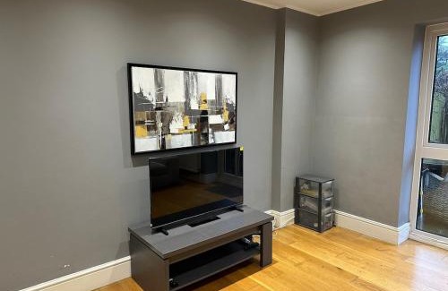 Ealing Common Apartamento | Together in Ealing, Modern 2-Bed Flat with Garden, Patio & Parking & Sleeps 5