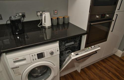 Ealing Common Apartamento | Together in Ealing, Modern 2-Bed Flat with Garden, Patio & Parking & Sleeps 5