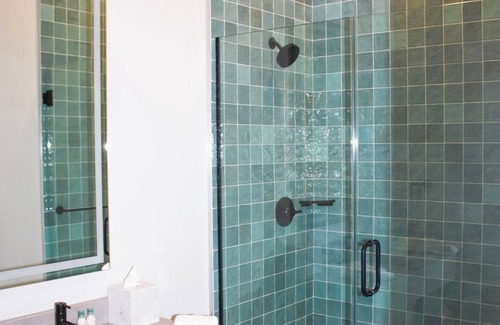 Cumming Apartamento | Toile & Bubble Blueberry Thyme Suite