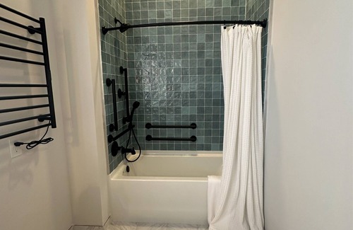 Cumming Apartamento | Toile & Bubble Lavender Suite