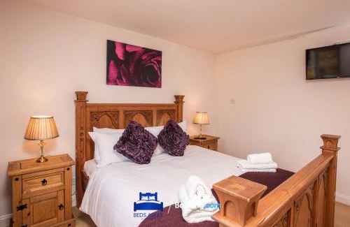 Oxford Casa | Tolkien View House in Oxford By Beds Away Short Lets & Serviced Accommodation With Outdoor Fireplace & Free Private Parking