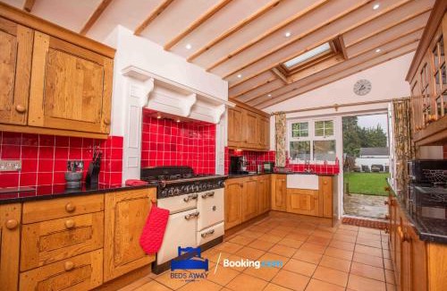 Oxford Casa | Tolkien View House in Oxford By Beds Away Short Lets & Serviced Accommodation With Outdoor Fireplace & Free Private Parking