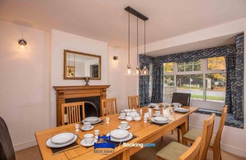 Oxford Casa | Tolkien View House in Oxford By Beds Away Short Lets & Serviced Accommodation With Outdoor Fireplace & Free Private Parking