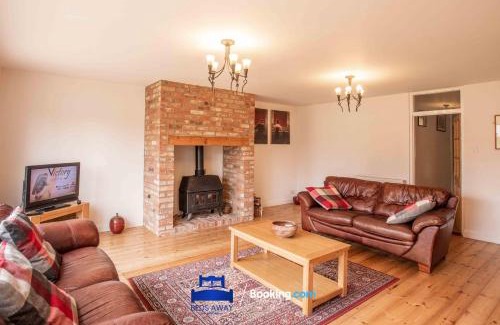 Oxford Casa | Tolkien View House in Oxford By Beds Away Short Lets & Serviced Accommodation With Outdoor Fireplace & Free Private Parking