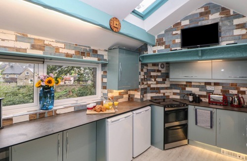 Baslow Cabaña | TOLL BAR COTTAGE, family friendly, with hot tub in Baslow