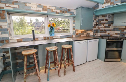 Baslow Cabaña | TOLL BAR COTTAGE, family friendly, with hot tub in Baslow