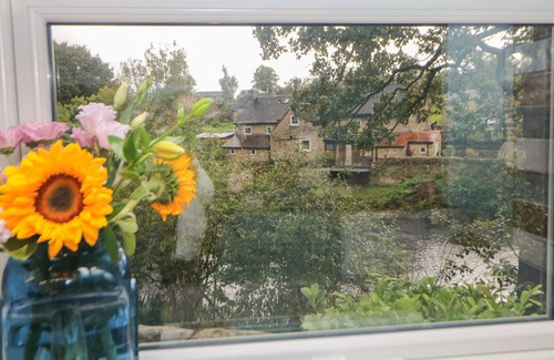Baslow Cabaña | TOLL BAR COTTAGE, family friendly, with hot tub in Baslow