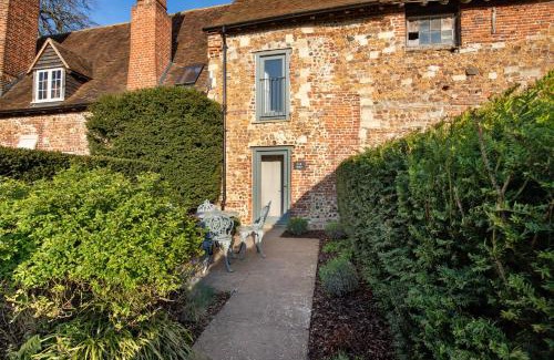 Saint Osyth Cabina | Toll Barn, St Osyth Priory