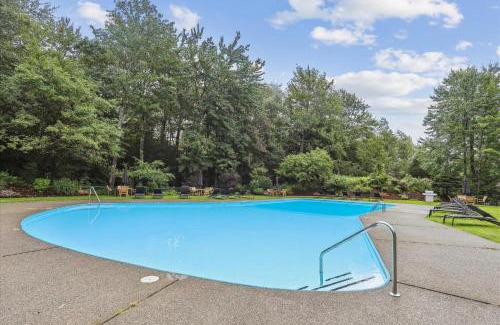 Stowe Area Casa | Tollhouse 10C: 3 br, ski-in/ski-out, woodstove, free ski shuttle, a/c, summer pool