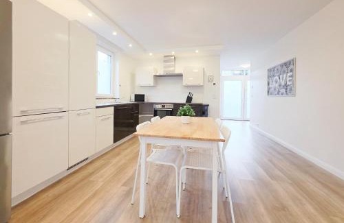 Oberbilk Apartamento | Tolstov House - 6 Zimmer Haus - große Küche - Garten - Parkplatz - 25min Messe DUS