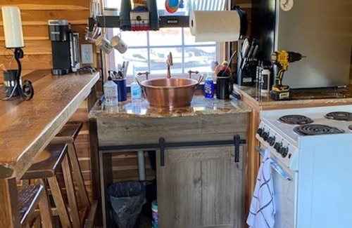 Hamersville Cabina | Tom & Jerri's Rustic Cabin located on the lake