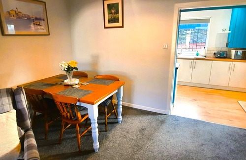 Kirkcudbright Cabaña | Tom's Place - a bungalow that sleeps 4 guests in 2 bedrooms