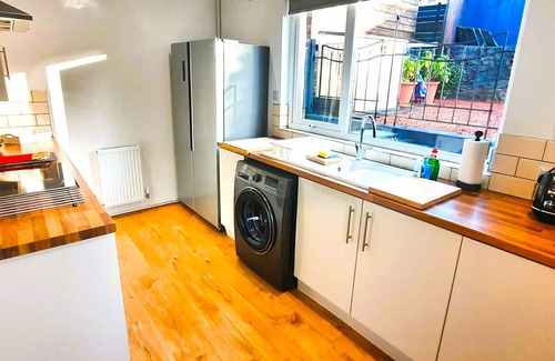 Kirkcudbright Cabaña | Tom's Place - a bungalow that sleeps 4 guests in 2 bedrooms