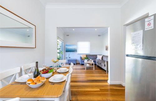 Shoal Bay Casa | Tomaree Cottage 12 Tomaree Road - 200 mtrs to Beach - Pet Friendly, linen, WiFi & aircon
