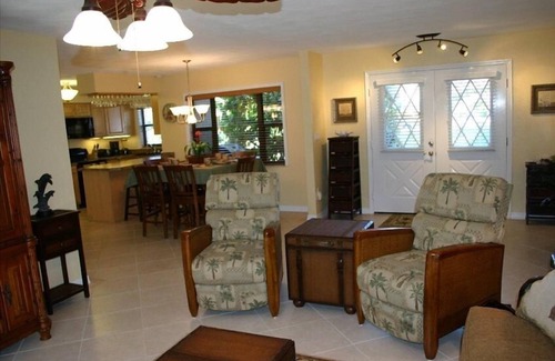 New Smyrna Beach Casa | Tommy Bahama Lifestyle Beach House. ¡Solo 212 pasos hacia la playa! ¡Mascota amigable!