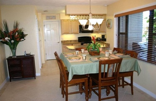 New Smyrna Beach Casa | Tommy Bahama Lifestyle Beach House. ¡Solo 212 pasos hacia la playa! ¡Mascota amigable!