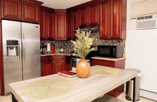 Queens Casa | Tonel Paradise 1BR-1BTH with hot tub