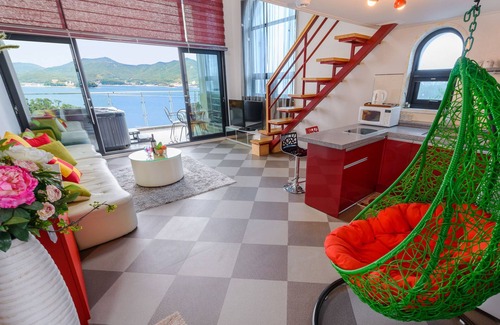 Pinari-gol Condominio | Tongyeong Honey Spa Pension