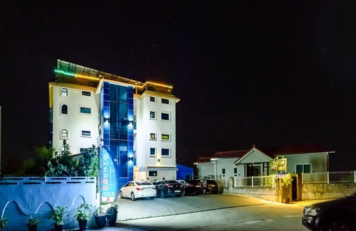 Pinari-gol Condominio | Tongyeong Honey Spa Pension
