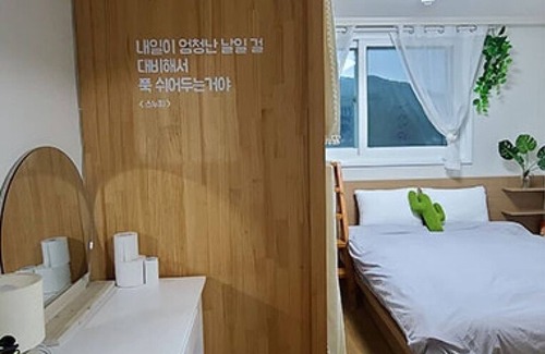 Yanghwa Casa | Tongyeong Slobbie Guest House