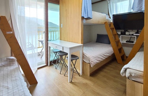 Yanghwa Casa | Tongyeong Slobbie Guest House
