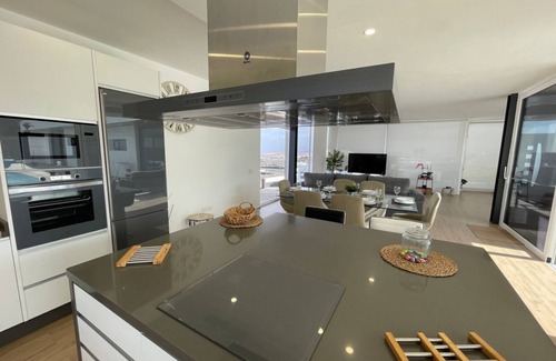 Tinajo Villa | Tony´s Luxury Villa, piscina climatizada, wifi, canales
