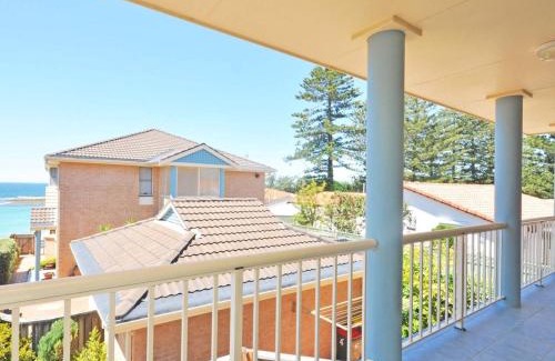 Toowoon Bay Villa | Toowoon Beach View 3br Villa 4 just steps to beach
