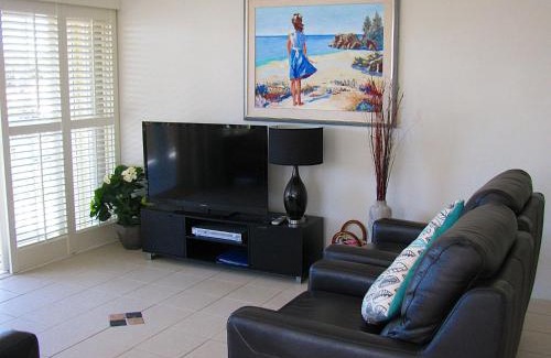 Toowoon Bay Villa | Toowoon Beach View 3br Villa 4 just steps to beach