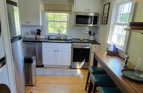 Morganton Apartamento | Top Deck- Upscale Downtown 2 BR w/private fenced yard & garage parking