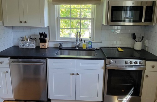 Morganton Apartamento | Top Deck- Upscale Downtown 2 BR w/private fenced yard & garage parking