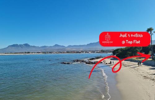 Gordons Bay Central Apartamento | 'Top Flat' Apartment with Easy Beach Access, Sea front sleeps 5