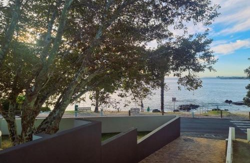 Gordons Bay Central Apartamento | 'Top Flat' Apartment with Easy Beach Access, Sea front sleeps 5