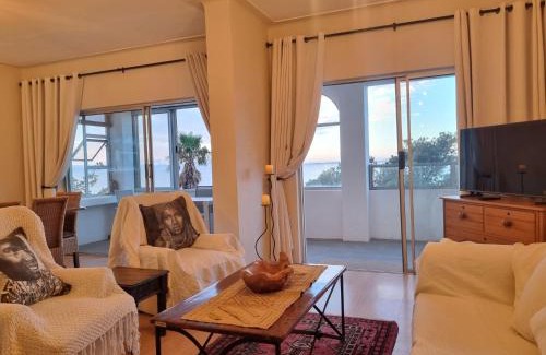 Gordons Bay Central Apartamento | 'Top Flat' Apartment with Easy Beach Access, Sea front sleeps 5